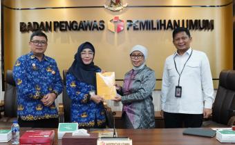Inspektur Utama Bawaslu, Rini Wartini (kedua dari kiri) saat penyerahan Laporan Keuangan Badan Pengawas Pemilu Tahun 2025 oleh BPK RI, di Jakarta, Rabu (20/5/2026).