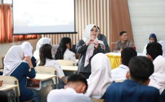 Anggota Bawaslu Lolly Suhenty saat membuka kegiatan Bawaslu Mengajar yang diselenggarakan Bawaslu Kabupaten Bogor di SMAN 1 Cibinong, Senin (25/5/2026).