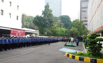 Anggota Bawaslu Herwyn J.H. Malonda beserta jajaran saat Upacara Peringatan Hari Lahir Pancasila di Gedung Bawaslu, Senin (1/6/2026).