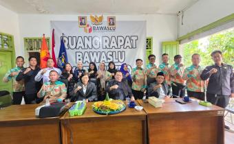 Ketua dan Anggota serta jajaran Sekretariat saat ikuti giat HUT Bawaslu ke-18 secara Daring pada 09 April 2026 di Kantor Bawaslu Kota Metro.