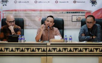 Ketua Bawaslu Provinsi Lampung Iskardo P. Panggar menegaskan bahwa tantangan terbesar yang dihadapi Bawaslu saat ini adalah melakukan transformasi kelembagaan yang lebih kuat agar mampu menjawab tuntutan organisasi yang semakin kompleks. Hal itu disampaikan saat Rapat Sosialisasi Petunjuk Teknis Indikator Kinerja Utama Pengawas Pemilu Tahun 2026 yang diselenggarakan di Kantor Bawaslu Provinsi Lampung, Kamis (4/6).