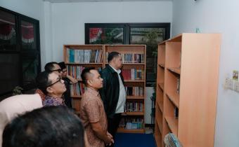Anggota Bawaslu RI, Herwyn J. H. Malonda, mengapresiasi langkah Bawaslu Provinsi Lampung yang menghadirkan Ruang Literasi Pengawasan sebagai sarana edukasi publik dan penguatan kapasitas pengawasan partisipatif. Inisiatif tersebut dinilai Herwyn sebagai terobosan positif dalam meningkatkan pemahaman masyarakat mengenai demokrasi, kepemiluan, dan pengawasan pemilu. Apresiasi tersebut disampaikan Herwyn saat mengunjungi Ruang Literasi Pengawasan Bawaslu Provinsi Lampung pada Kamis (4/6/2026).
