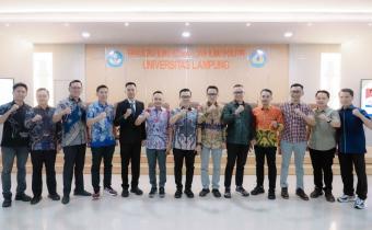 Ketua dan Anggota Bawaslu Provinsi Lampung, Iskardo P. Panggar, Tamri, dan Gistiawan menghadiri Ujian Terbuka Promosi Doktor yang dilaksanakan oleh Alvindra, Koordinator Sekretariat Bawaslu Kabupaten Tanggamus, di Aula Gedung A Fakultas Ilmu Sosial dan Ilmu Politik (FISIP) Universitas Lampung, Jumat (5/6).