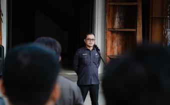 Bawaslu Provinsi Lampung menggelar apel rutin di halaman Kantor Bawaslu Provinsi Lampung, Senin (8/6). Kegiatan tersebut dipimpin oleh Pelaksana Tugas (Plt.) Kepala Sekretariat Bawaslu Provinsi Lampung, Achmad Sutiono, dan diikuti oleh Kepala Bagian Administrasi Bawaslu Provinsi Lampung Indra Darmawan serta seluruh jajaran staf Bawaslu Provinsi Lampung.
