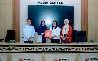 Badan Pengawas Pemilihan Umum (Bawaslu) Provinsi Lampung secara resmi melepas mahasiswa magang dari Universitas Teknokrat Indonesia yang telah menyelesaikan program magang di lingkungan Sekretariat Bawaslu Provinsi Lampung. Kegiatan pelepasan tersebut berlangsung di Kantor Bawaslu Provinsi Lampung pada Rabu (10/06).