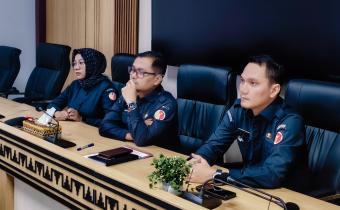 Pelaksana Tugas (Plt.) Kepala Sekretariat Bawaslu Provinsi Lampung, Achmad Sutiono, mengikuti Rapat Dengar Pendapat (RDP) Komisi II DPR RI bersama KPU dan Bawaslu RI dalam rangka pembahasan rencana anggaran Tahun 2027. Kegiatan tersebut dilaksanakan secara daring melalui aplikasi Zoom Meeting pada Senin (15/06).
