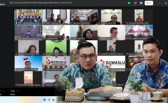 Anggota Bawaslu Provinsi Lampung Tamri dan Gistiawan menghadiri Rapat Sosialisasi Pelaksanaan Kompetisi Debat Penegakan Hukum Pemilu VI Tahun 2026 yang diselenggarakan oleh Bawaslu Republik Indonesia secara daring melalui Zoom Meeting, Senin (22/6).
