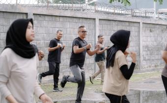 Bawaslu Provinsi Lampung menggelar kegiatan Senam Pagi Lingkungan di halaman Kantor Bawaslu Provinsi Lampung, Kamis (25/06).