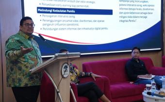 Ketua Bawaslu Rahmat Bagja saat menyampaikan arahannya dalam dalam sebuah diskusi dan bedah buku Hubungan Antara Intelijen dan Partai Politik, di Kampus Universitas Syarif Hidayatullah, Jakarta, Kamis, (9/7/2026).