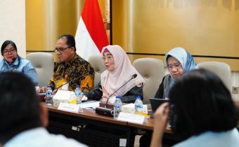 Inspektur Utama Bawaslu, Rini Wartini saat membuka kegiatan Rapat Koordinasi atas Klausul NPHD yang Tidak Selaras dengan Format Lampiran IB Permendagri Nomor 54 Tahun 2019 pada Selasa (14/7/2026) di Gedung Bawaslu, Jakarta.
