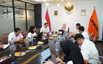 Deputi Bidang Dukungan Teknis Bawaslu, Yusti Erlina (tengah) bersama jajaran dalam Rapat Pembahasan Finalisasi Draft PKS antara Bawaslu dan Dukcapil tentang Pemberian Hak Akses dan Pemanfaatan Data Kependudukan dalam Lingkup Tugas, Fungsi, dan Wewenang Bawaslu di Gedung Bawaslu, Jakarta, Rabu (15/7/2026).