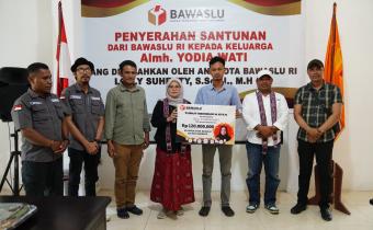 Anggota Bawaslu, Lolly Suhenty, saat memberikan sambutan di Kantor Bawaslu Kabupaten Buru, Jumat (17/7/2026)