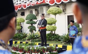 Anggota Bawaslu Herwyn J.H. Malonda saat memimpin upacara peringatan Hari Ulang Tahun (HUT) ke-81 Kemerdekaan Republik Indonesia di Kantor Bawaslu, Jakarta, Senin (17/8/2026).