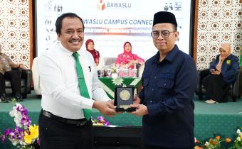 Anggota Bawaslu Puadi (kanan) saat membuka Bawaslu Campus Connect bertema Generasi Digital, Demokrasi Transparan di Universitas Muhammadiyah Jakarta, di Jakarta Rabu (12/8/2026).
