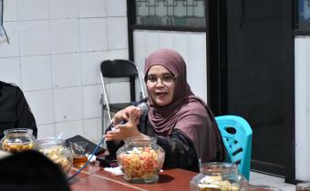 Anggota Bawaslu, Lolly Suhenty, saat mengunjungi desa antipolitik uang, Desa Sigedang, Selasa (4/8/2026).