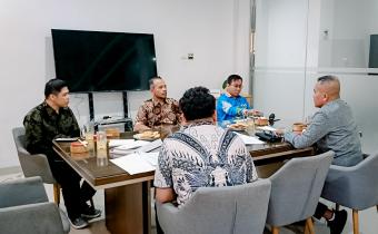 Badan Pengawas Pemilihan Umum (Bawaslu) Provinsi Lampung terus memperkuat kolaborasi dengan perguruan tinggi sebagai bagian dari upaya meningkatkan literasi demokrasi dan penguatan pengawasan partisipatif di kalangan generasi muda. Komitmen tersebut diwujudkan melalui audiensi dengan Fakultas Ilmu Sosial dan Ilmu Politik (FISIP) serta Fakultas Hukum (FH) Universitas Lampung (Unila), Kamis (2/7).