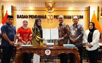Bawaslu menerima Naskah Perjanjian Hibah Daerah (NPHD) berupa hibah tanah dari Pemerintah Kabupaten Kepulauan Sula, di Gedung Bawaslu, Jumat (24/7/2026). Foto: Pemberitaan dan Publikasi Bawaslu RI