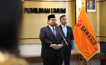 Ketua Bawaslu Rahmat Bagja saat Pelantikan dan Pengambilan Sumpah/Janji Pengganti Antarwaktu (PAW) Calon Anggota Bawaslu Provinsi Sisa Masa Jabatan 2022–2027 dan Calon Anggota Bawaslu Kabupaten Sisa Masa Jabatan 2023–2028 di Jakarta, Senin (27/7/2026).