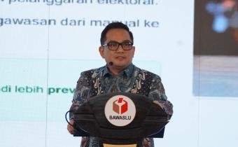 Ketua Komisi II DPR RI Muhammad Rifqinizamy Karsayud saat memberikan sambutannya dalam Evaluasi Implementasi dan Kualitas Data Indeks Kerawanan Pemilu (IKP) 2024 di Jakarta, Selasa malam, (28/7/2026).