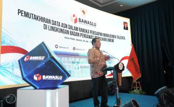Anggota Bawaslu Herwyn JH Malonda saat membuka kegiatan Rapat Koordinasi Pemutakhiran Data ASN pada Rabu (29/7/2026). Foto: Pemberitaan dan Publikasi Bawaslu RI