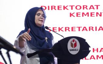 Anggota Bawsslu Lolly Suhenty memberikan sambutan dalam penandatanganan kerja sama Bawaslu dan Dukcapil di Jakarta, Jumat (31/7/2026).