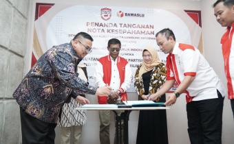 Ketua Bawaslu Rahmat Bagja (kiri) saat Penandatanganan Nota Kesepahaman Bawaslu dan Pemuda LIRA di Jakarta, Jumat (7/8/2026).