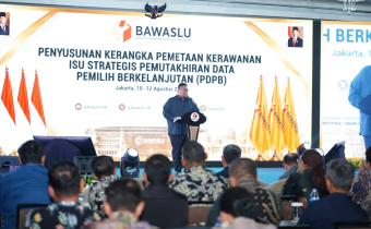 Ketua Bawaslu Rahmat Bagja dalam pembukaan kegiatan Penyusunan Kerangka Pemetaan Kerawanan Isu Strategis PDBP di Jakarta. Senin (10/8/2026) malam.