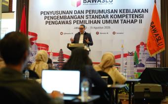Anggota Bawaslu Herwyn JH Malonda dalam kegiatan Penyusunan dan Perumusan Kebijakan Pengembangan Standar Kompetensi Pengawas Pemilihan Umum Tahap 2, di Jakarta, Jumat (14/8/2026).