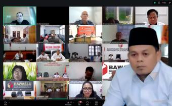 Anggota Bawaslu Provinsi Lampung, Imam Bukhori, mengikuti Rapat Koordinasi (Rakor) Program Jumat Sehati dan Jumpa Berlian yang diselenggarakan oleh Bawaslu RI secara daring melalui Zoom Meeting, Rabu (1/7). 