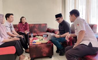 Anggota Bawaslu Provinsi Lampung, Hamid Badrul Munir, menegaskan pentingnya penyampaian seluruh hasil temuan dalam pelaksanaan Pemutakhiran Data Pemilih Berkelanjutan (PDPB) Triwulan II Tahun 2026 oleh Bawaslu Kabupaten/Kota se-Provinsi Lampung. Hal tersebut disampaikan Hamid saat berada di Sekretariat Bawaslu Kabupaten Lampung Timur, Rabu (1/7).