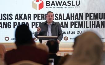 Anggota Bawaslu Herwyn JH Malonda berikan arahan dalam kegiatan Analisis Akar Permasalahan Pemungutan Suara Ulang pada Pemilu dan Pemilihan Tahun 2024 di Jakarta, Rabu (19/8/2026). Foto: Pemberitaan dan Publikasi Bawaslu RI