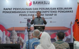 Anggota Bawaslu Herwyn J.H. Malonda saat membuka Rapat Penyusunan dan Perumusan Kebijakan Pengembangan Standar Kompetensi Pengawas Pemilihan Umum Tahap III di Jakarta, Kamis (20/8/2026).