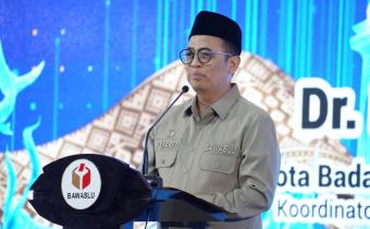 Anggota Bawaslu Puadi saat menutup kegiatan Debat Penegakan Hukum Pemilu Regional di Jakarta, Senin malam, (24/8/2026).