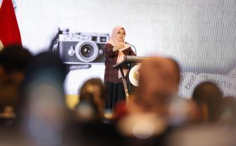 Anggota Bawaslu Lolly Suhenty saat membuka Evaluasi Kebijakan Publikasi dan Pemberitaan Bawaslu pada Masa Nontahapan Pemilu di Surabaya, Senin (25/8/2026).