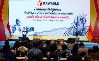 Anggota Bawaslu Lolly Suhenty saat menutup Evaluasi Kebijakan Publikasi dan Pemberitaan Bawaslu pada Masa Nontahapan Pemilu di Surabaya, Rabu (26/8/2026).