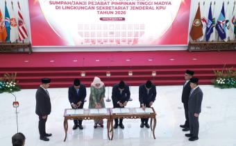 Sekretaris Jenderal Bawaslu Ferdinand Eskol Tiar Sirait saat menjadi saksi pelantikan pejabat pimpinan tinggi di lingkungan Komisi Pemilihan Umum (KPU) RI. Pelantikan berlangsung di Gedung KPU RI, Jakarta, Rabu (26/8/2026).