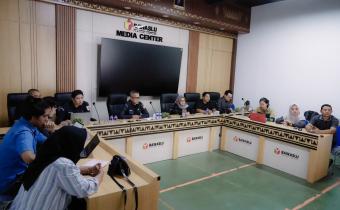 Bawaslu Provinsi Lampung terus memperkuat komitmennya dalam mendukung peningkatan kapasitas generasi muda, khususnya di bidang kepemiluan dan penegakan hukum pemilu. Komitmen tersebut diwujudkan melalui koordinasi bersama Tim Debat Fakultas Hukum Universitas Bandar Lampung (UBL) dalam rangka persiapan mengikuti tahapan seleksi Kompetisi Debat Penegakan Hukum Pemilu VI Tahun 2026 yang diselenggarakan oleh Bawaslu Republik Indonesia. Kegiatan koordinasi tersebut dilaksanakan di Kantor Bawaslu Provinsi Lampung