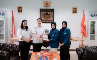 Badan Pengawas Pemilihan Umum (Bawaslu) Provinsi Lampung secara resmi melepas mahasiswa Fakultas Hukum Universitas Lampung (Unila) yang telah melaksanakan program magang di Kantor Bawaslu Provinsi Lampung, Rabu (22/7). 