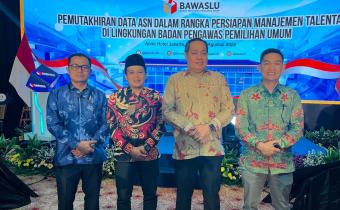 Anggota Bawaslu Provinsi Lampung Imam Bukhori dan Gistiawan bersama Plt. Kepala Sekretariat Bawaslu Provinsi Lampung Achmad Sutiono menghadiri kegiatan Pemutakhiran Data Aparatur Sipil Negara (ASN) dalam rangka persiapan Manajemen Talenta di lingkungan Badan Pengawas Pemilihan Umum yang diselenggarakan oleh Bawaslu Republik Indonesia di Jakarta, Rabu (29/7).